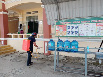 Trường tổ chức vệ sinh trường lớp để chuẩn bị vào học